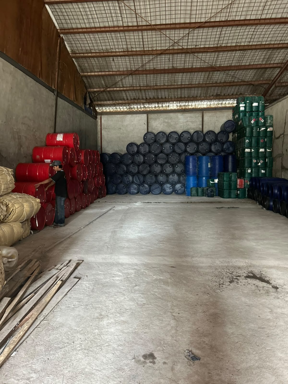 Gudang penyimpanan drum industri